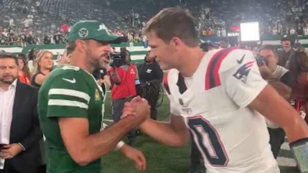 Aaron Rodgers and Drake Maye shake hands