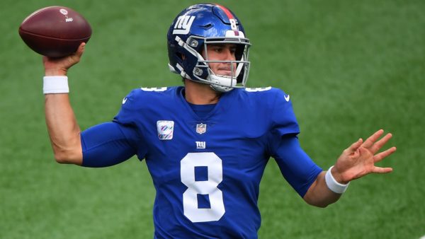 Daniel Jones throwing a pass