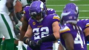 Harrison Smith mocks Aaron Rodgers with a celebration