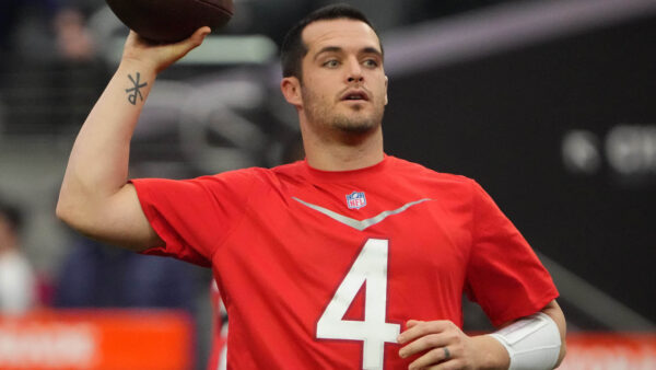 Derek Carr throws a pass at the Pro Bowl