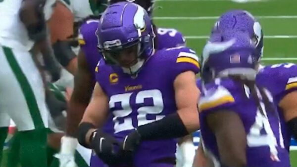 Harrison Smith mocks Aaron Rodgers with a celebration